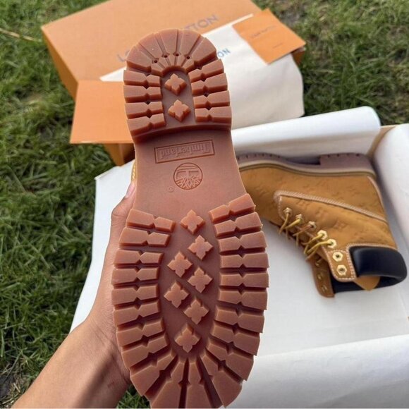 Louis Vuitton Timberland Wheat size 9(eu 42)